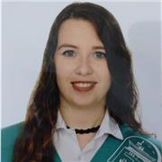 Profesora de apoyo de primaria que busca la mejor forma de que le resulten los estudios más facil